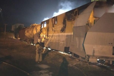 Ночью в Белгороде-Днестровском сгорела путевая снегоуборочная машина (фото)