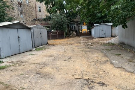 В районе Нового рынка ремонтируют внутридомовую территорию: заменят покрытие и обустроят площадку для бытовых отходов (фото)