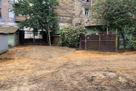 В районе Нового рынка ремонтируют внутридомовую территорию: заменят покрытие и обустроят площадку для бытовых отходов (фото)
