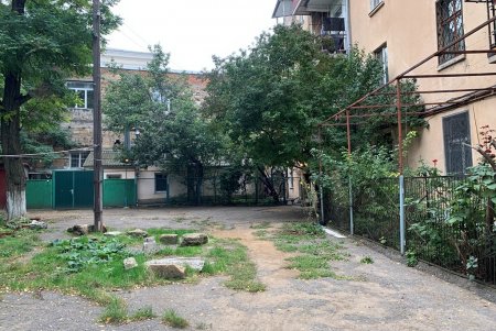 В районе Нового рынка ремонтируют внутридомовую территорию: заменят покрытие и обустроят площадку для бытовых отходов (фото)