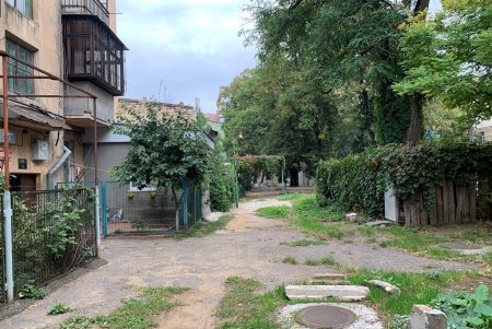 В районе Нового рынка ремонтируют внутридомовую территорию: заменят покрытие и обустроят площадку для бытовых отходов (фото)