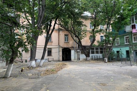 В районе Нового рынка ремонтируют внутридомовую территорию: заменят покрытие и обустроят площадку для бытовых отходов (фото)