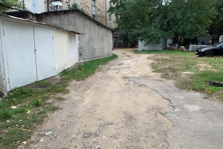 В районе Нового рынка ремонтируют внутридомовую территорию: заменят покрытие и обустроят площадку для бытовых отходов (фото)