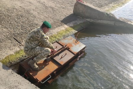 Пограничники обнаружили в Кучургранском лимане «субмарину» контрабандистов (фото, видео)
