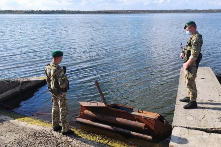 Пограничники обнаружили в Кучургранском лимане «субмарину» контрабандистов (фото, видео)