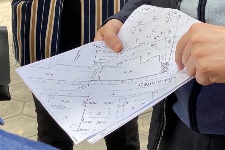 В доме на Садовой частное заведение закрыло вход в квартиру одесситки, установив ворота: городские власти распорядились вернуть доступ (фото)