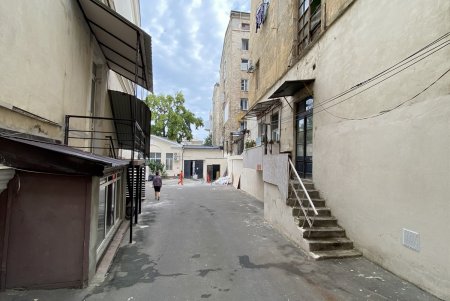 В доме на Садовой частное заведение закрыло вход в квартиру одесситки, установив ворота: городские власти распорядились вернуть доступ (фото)