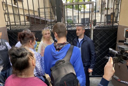 В доме на Садовой частное заведение закрыло вход в квартиру одесситки, установив ворота: городские власти распорядились вернуть доступ (фото)