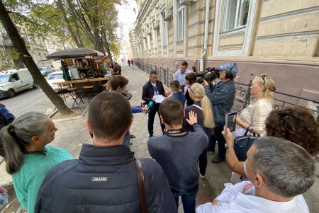В доме на Садовой частное заведение закрыло вход в квартиру одесситки, установив ворота: городские власти распорядились вернуть доступ (фото)
