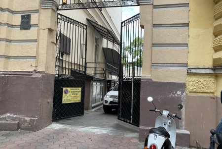 В доме на Садовой частное заведение закрыло вход в квартиру одесситки, установив ворота: городские власти распорядились вернуть доступ (фото)