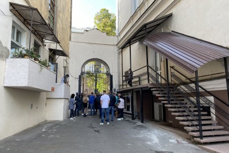 В доме на Садовой частное заведение закрыло вход в квартиру одесситки, установив ворота: городские власти распорядились вернуть доступ (фото)
