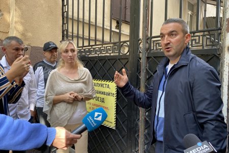 В доме на Садовой частное заведение закрыло вход в квартиру одесситки, установив ворота: городские власти распорядились вернуть доступ (фото)