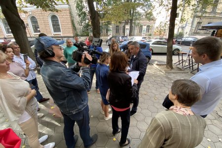 В доме на Садовой частное заведение закрыло вход в квартиру одесситки, установив ворота: городские власти распорядились вернуть доступ (фото)