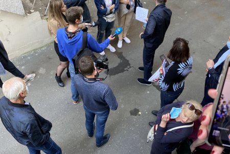 В доме на Садовой частное заведение закрыло вход в квартиру одесситки, установив ворота: городские власти распорядились вернуть доступ (фото)