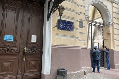 В доме на Садовой частное заведение закрыло вход в квартиру одесситки, установив ворота: городские власти распорядились вернуть доступ (фото)
