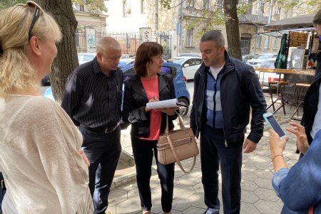 В доме на Садовой частное заведение закрыло вход в квартиру одесситки, установив ворота: городские власти распорядились вернуть доступ (фото)