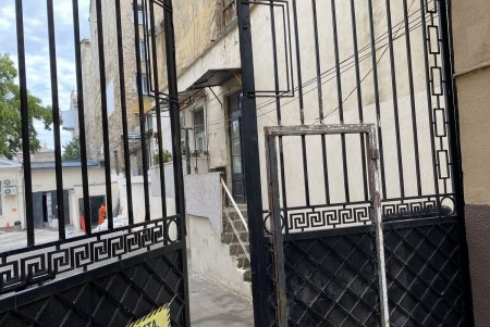 В доме на Садовой частное заведение закрыло вход в квартиру одесситки, установив ворота: городские власти распорядились вернуть доступ (фото)