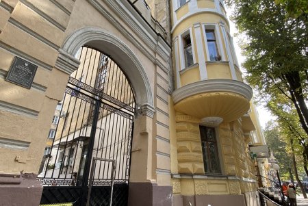 В доме на Садовой частное заведение закрыло вход в квартиру одесситки, установив ворота: городские власти распорядились вернуть доступ (фото)