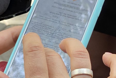 В доме на Садовой частное заведение закрыло вход в квартиру одесситки, установив ворота: городские власти распорядились вернуть доступ (фото)