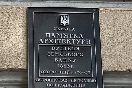 В доме на Садовой частное заведение закрыло вход в квартиру одесситки, установив ворота: городские власти распорядились вернуть доступ (фото)