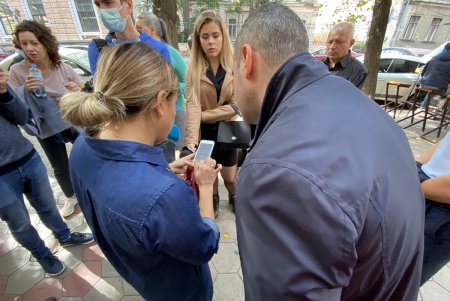 В доме на Садовой частное заведение закрыло вход в квартиру одесситки, установив ворота: городские власти распорядились вернуть доступ (фото)