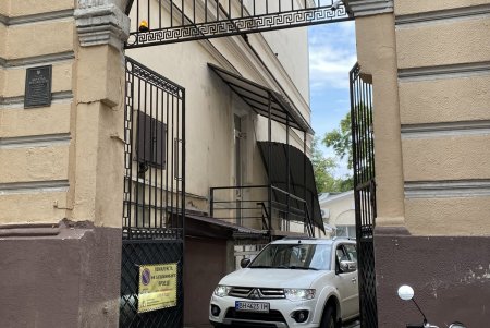 В доме на Садовой частное заведение закрыло вход в квартиру одесситки, установив ворота: городские власти распорядились вернуть доступ (фото)