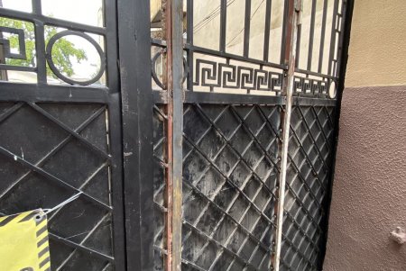В доме на Садовой частное заведение закрыло вход в квартиру одесситки, установив ворота: городские власти распорядились вернуть доступ (фото)