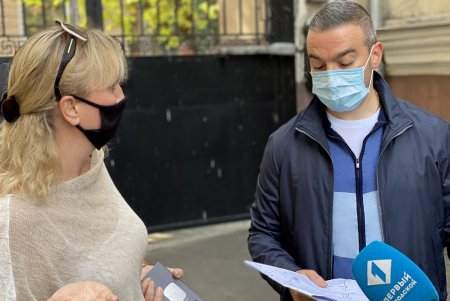 В доме на Садовой частное заведение закрыло вход в квартиру одесситки, установив ворота: городские власти распорядились вернуть доступ (фото)