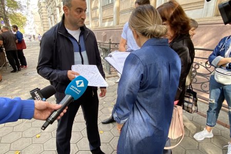 В доме на Садовой частное заведение закрыло вход в квартиру одесситки, установив ворота: городские власти распорядились вернуть доступ (фото)
