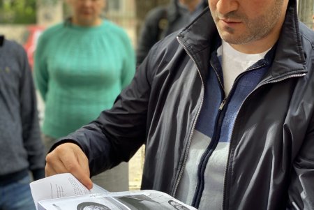 В доме на Садовой частное заведение закрыло вход в квартиру одесситки, установив ворота: городские власти распорядились вернуть доступ (фото)
