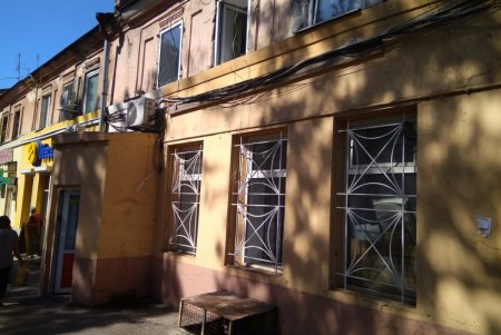 С фасадов местных зданий демонтировали незаконные рекламные вывески (фото)