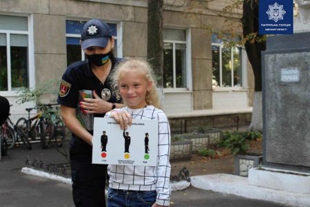 Галерея дорожных знаков: патрульные провели лекцию по ПДР в Фонтанском лицее (фото)
