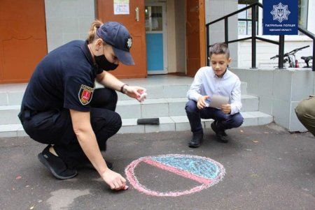 Галерея дорожных знаков: патрульные провели лекцию по ПДР в Фонтанском лицее (фото)
