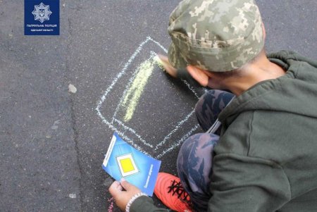 Галерея дорожных знаков: патрульные провели лекцию по ПДР в Фонтанском лицее (фото)