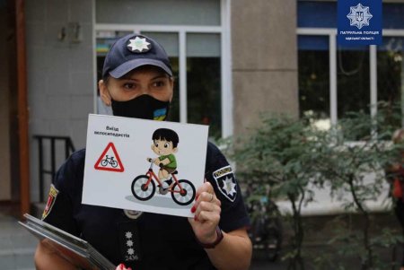 Галерея дорожных знаков: патрульные провели лекцию по ПДР в Фонтанском лицее (фото)