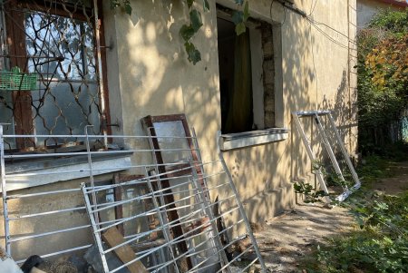 Утепляли газетами: в Малиновском районе переселенцам из Донецка меняют окна в квартире (фото)