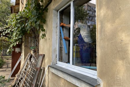Утепляли газетами: в Малиновском районе переселенцам из Донецка меняют окна в квартире (фото)