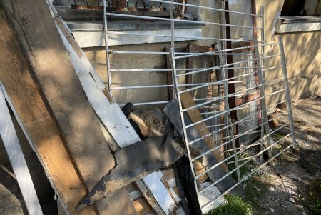 Утепляли газетами: в Малиновском районе переселенцам из Донецка меняют окна в квартире (фото)