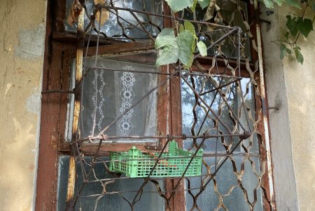 Утепляли газетами: в Малиновском районе переселенцам из Донецка меняют окна в квартире (фото)