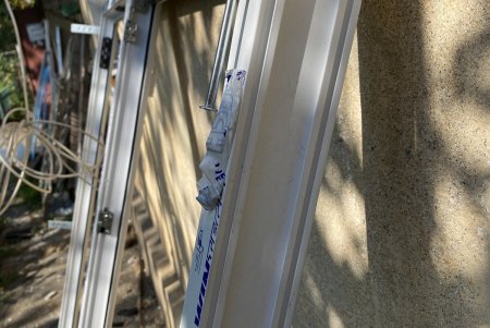 Утепляли газетами: в Малиновском районе переселенцам из Донецка меняют окна в квартире (фото)