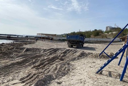 На Даче Ковалевского начаты работы по капитальному ремонту аварийного траверса №2 на Монастырском пляже (фото)