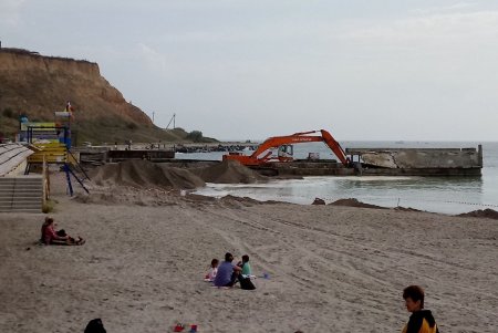 На Даче Ковалевского начаты работы по капитальному ремонту аварийного траверса №2 на Монастырском пляже (фото)