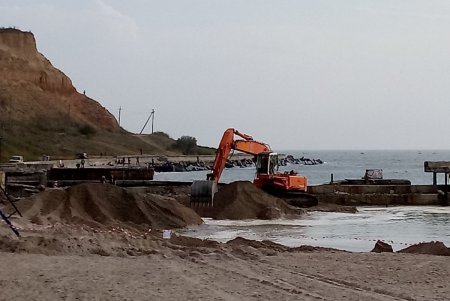 На Даче Ковалевского начаты работы по капитальному ремонту аварийного траверса №2 на Монастырском пляже (фото)