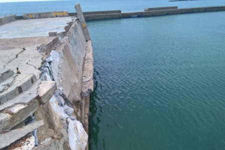 На Даче Ковалевского начаты работы по капитальному ремонту аварийного траверса №2 на Монастырском пляже (фото)