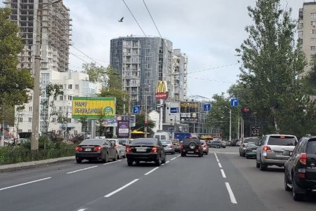 На городские дороги наносят новую разметку из холодного пластика (фото)
