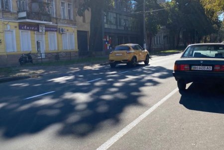 На городские дороги наносят новую разметку из холодного пластика (фото)