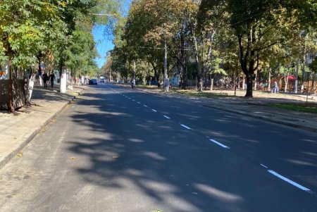 На городские дороги наносят новую разметку из холодного пластика (фото)