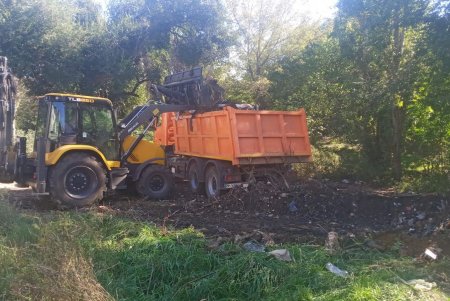 Коммунальщики ликвидировали стихийную свалку на Дальницкой, вывезя 60 тонн мусора (фото)