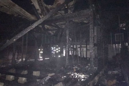 Рано утром в Сычавке пылал частный дом: труп владелицы обнаружили в коридоре (фото)