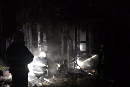 Рано утром в Сычавке пылал частный дом: труп владелицы обнаружили в коридоре (фото)